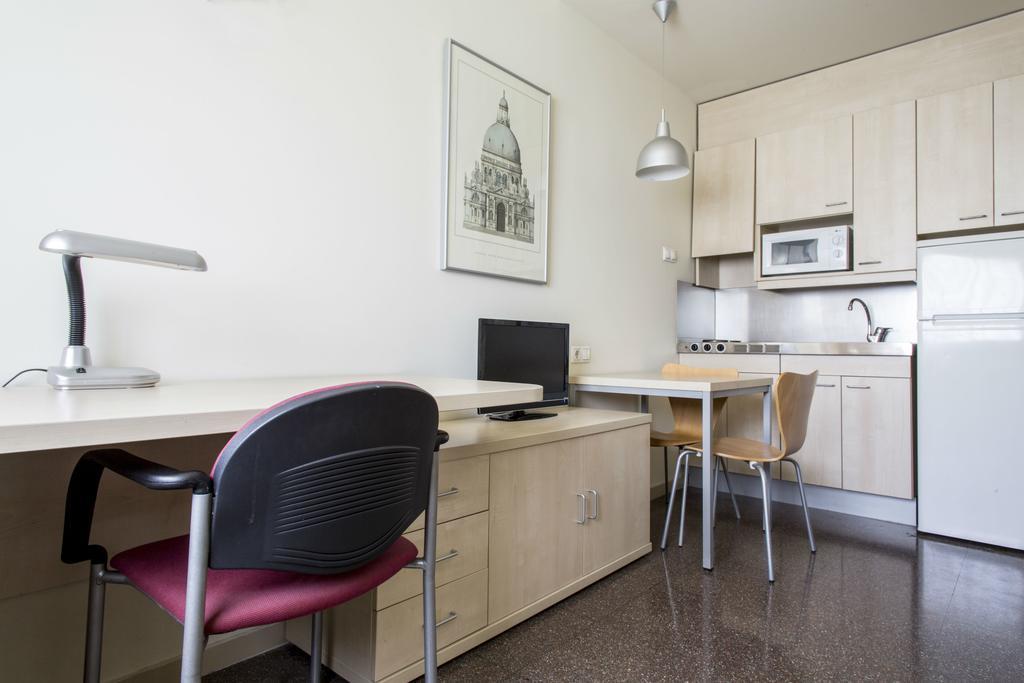 Residencia Universitaria Resa Los Abedules Pamplona Bagian luar foto