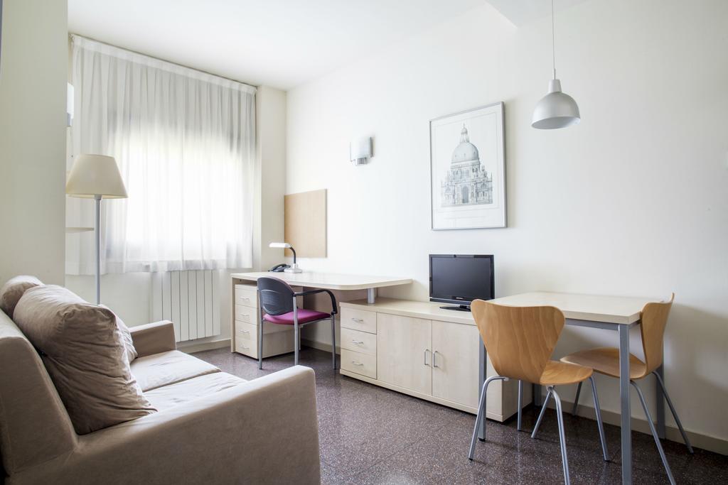 Residencia Universitaria Resa Los Abedules Pamplona Bagian luar foto