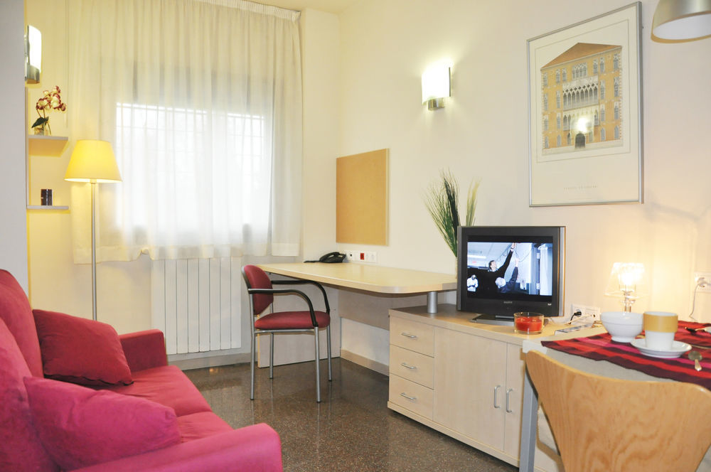Residencia Universitaria Resa Los Abedules Pamplona Bagian luar foto